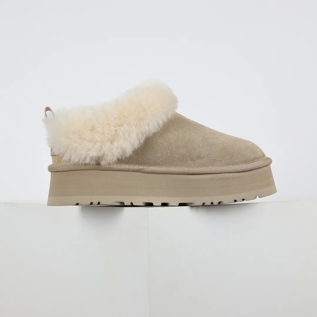 Pick up locally 💰600 Core recommended good price Independently developed original outsole, cashmere insole, keeping warm in winter, suitable for home use. In recent years, uug has launched a style series, which is partially skewed towards the preferences of young consumers, and has also been at the forefront of fashion trends. Shoe body material, water-repellent coated suede upper, 17mm UGGPURE™ implanted wool insole, lightweight non-slip and comfortable rubber outsole, with brand LOGO, complete packaging, size: 35 36 37 38 39 40